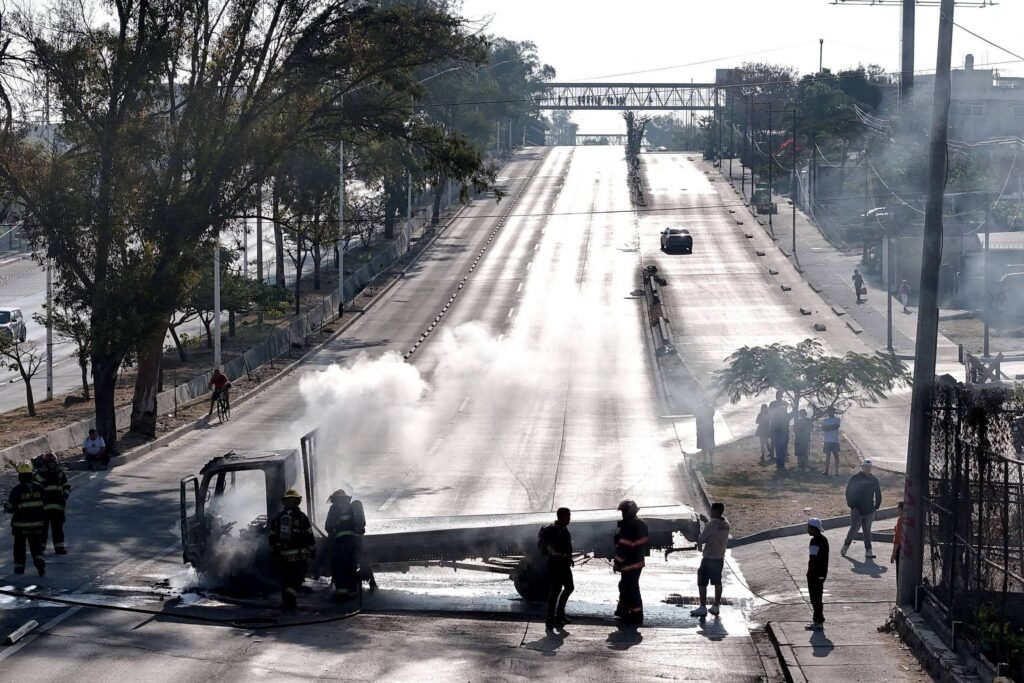 México: Guadalajara tem dia de ruas vazias e saques -