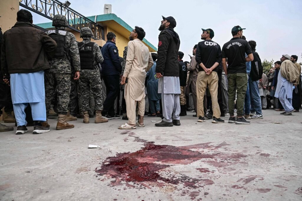 Paquistão: Ataque de homem-bomba em mesquita mata 31 - 06/02/2026