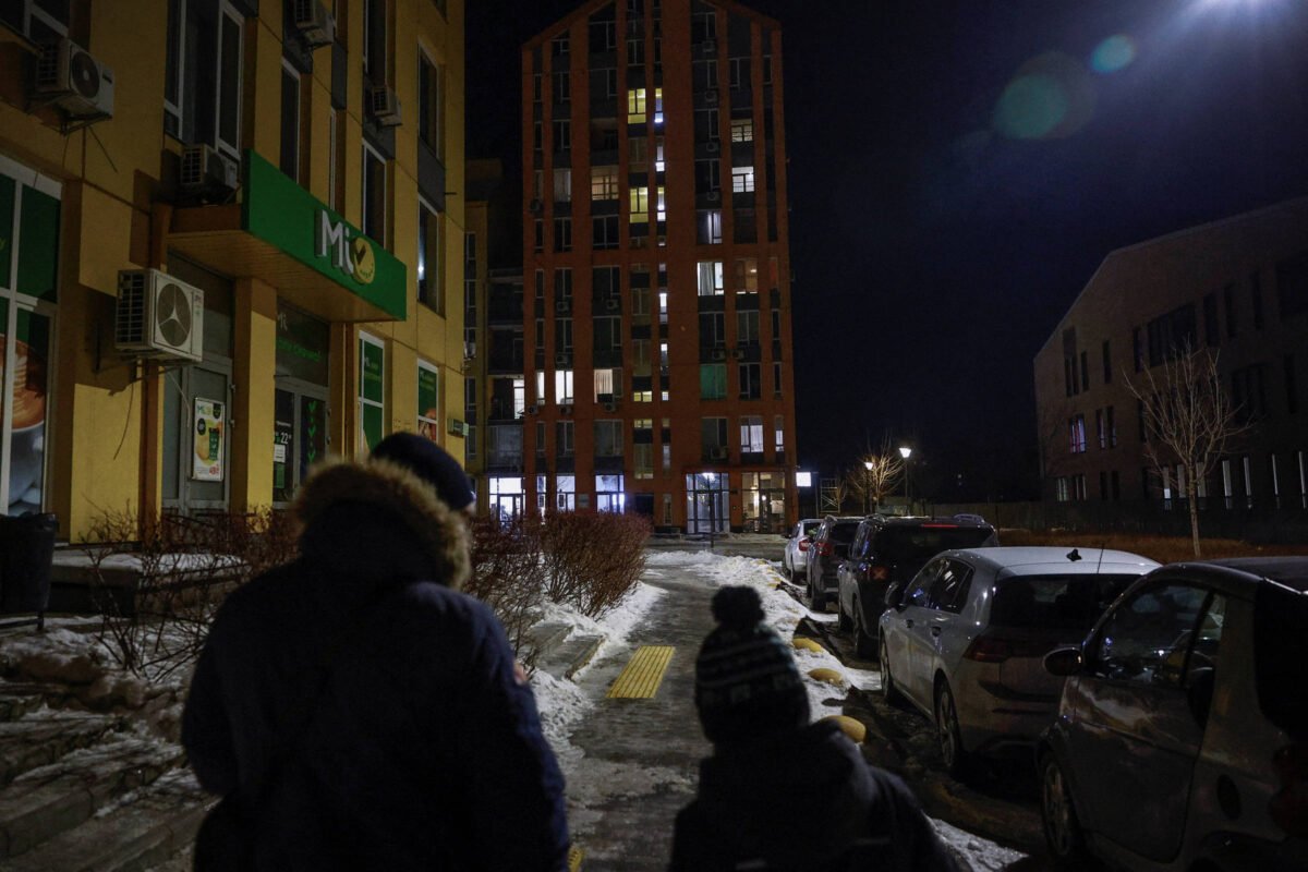 Polônia fecha 2 aeroportos após ataques russos à Ucrânia -