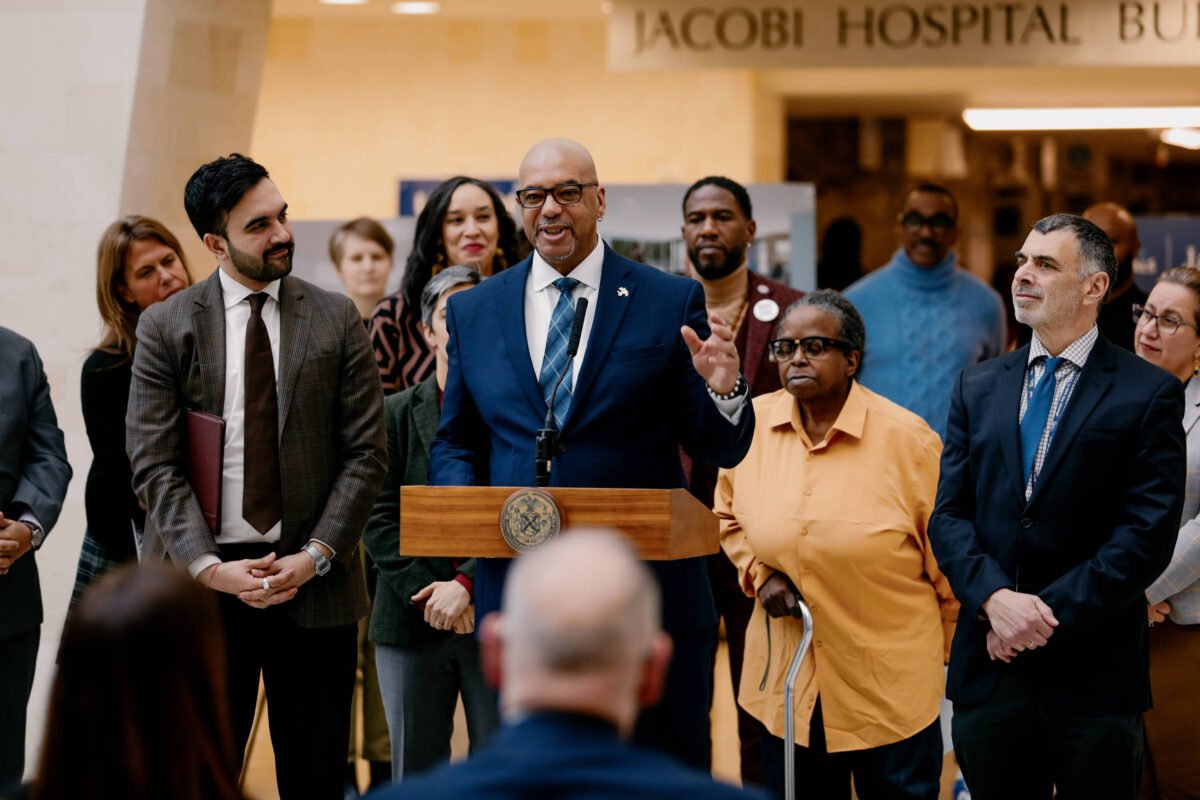 Prefeito de NY nomeia ex-detento para chefiar presídios - 03/02/2026