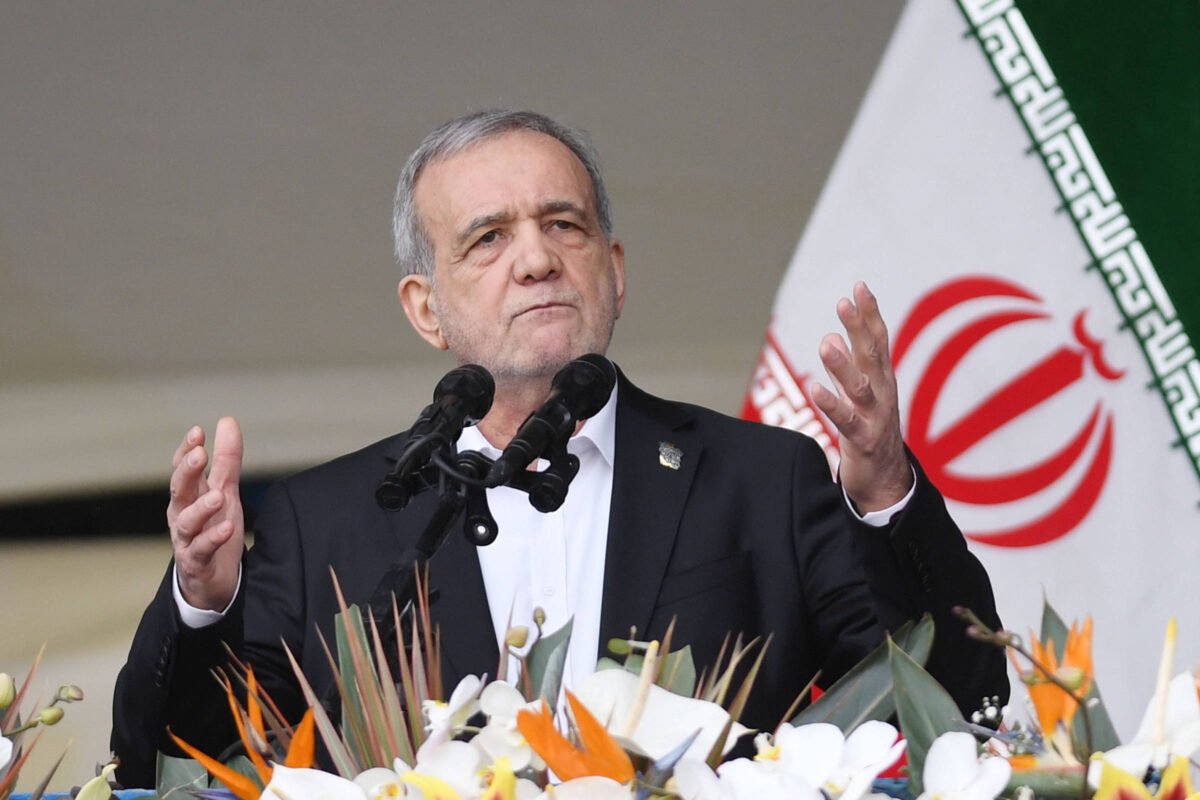 Presidente do Irã diz que não cederá à pressão dos