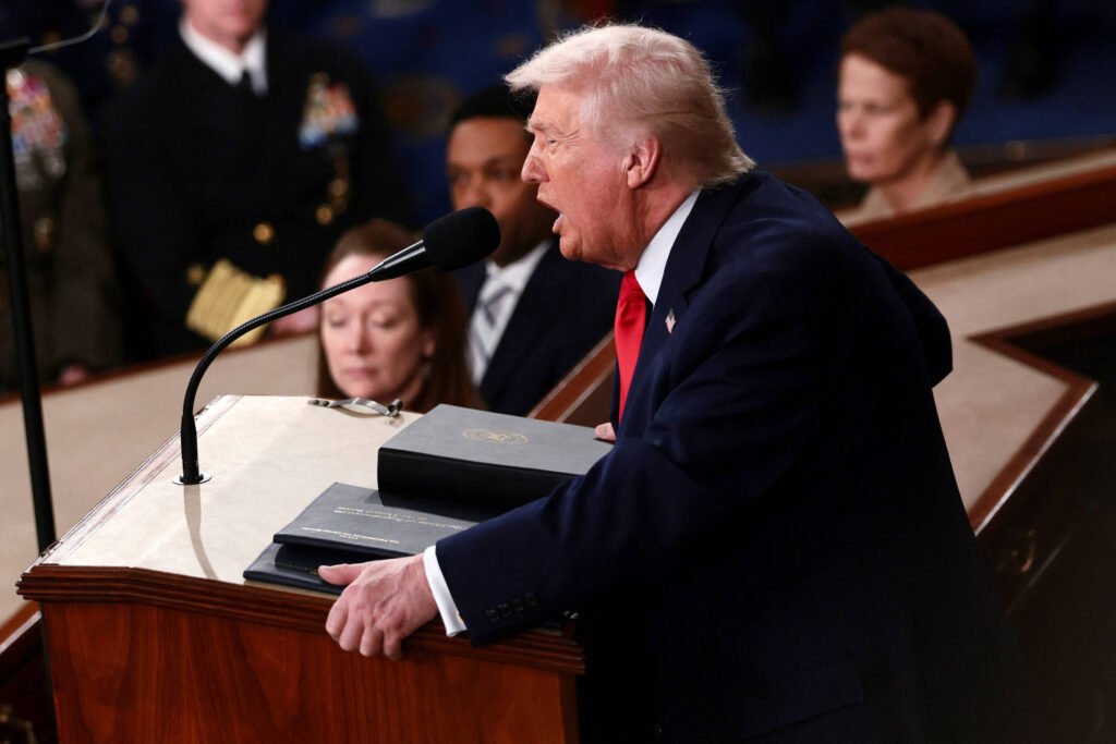 Trump critica queda das tarifas em discurso no Congresso -