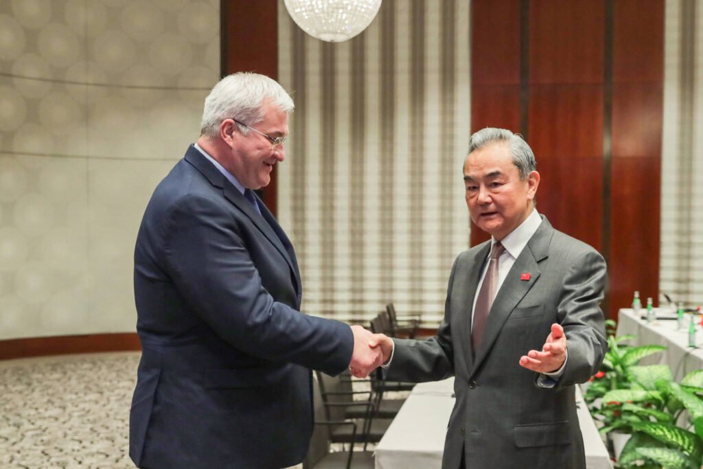 Ucrânia pede à China negociação para a paz - 25/02/2026