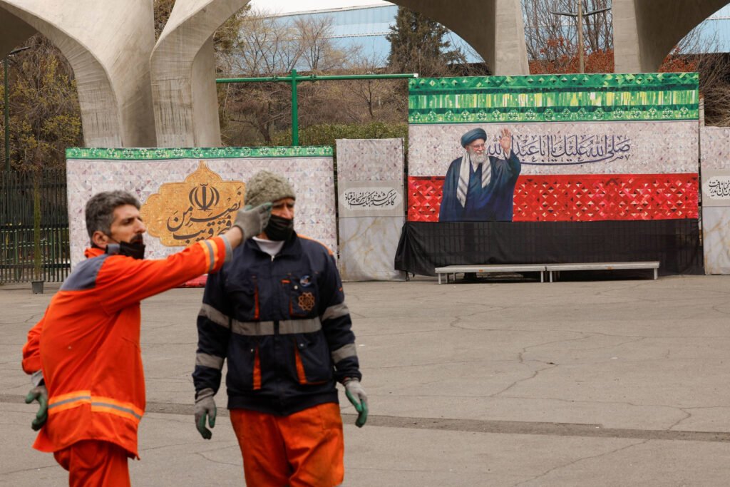 A rotina entre bombas dos que mantêm Teerã funcionando -
