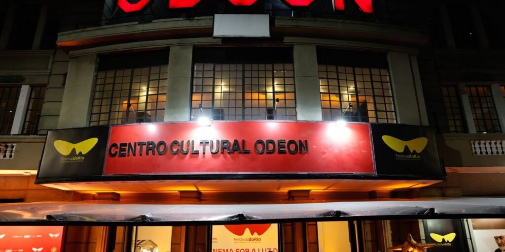 Aos 100 anos, Odeon representa resistência do cinema de rua