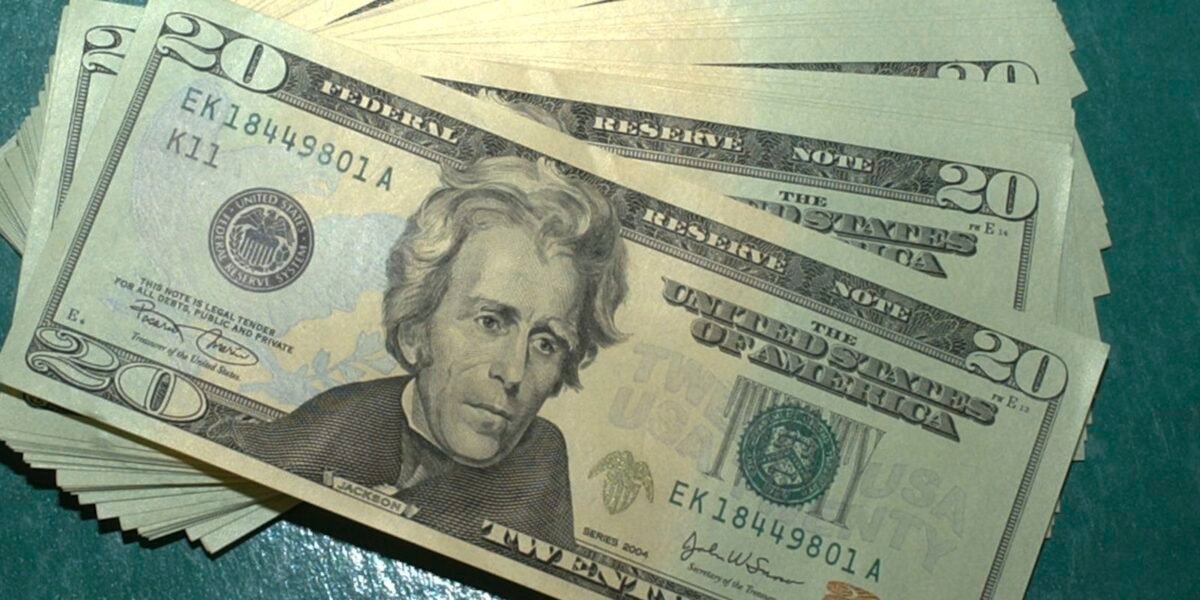 Apesar de guerra, dólar cai 1,27%, e bolsa sobe 3%