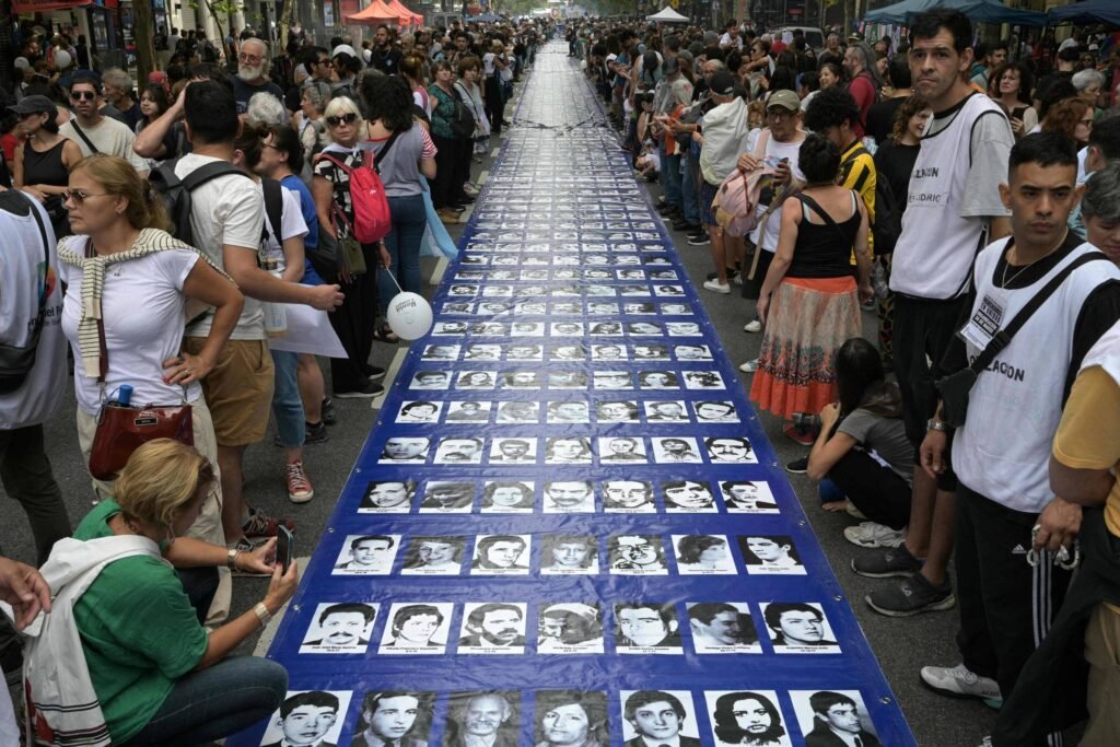 Argentina: Javier Milei volta a relativizar ditadura - 24/03/2026 -