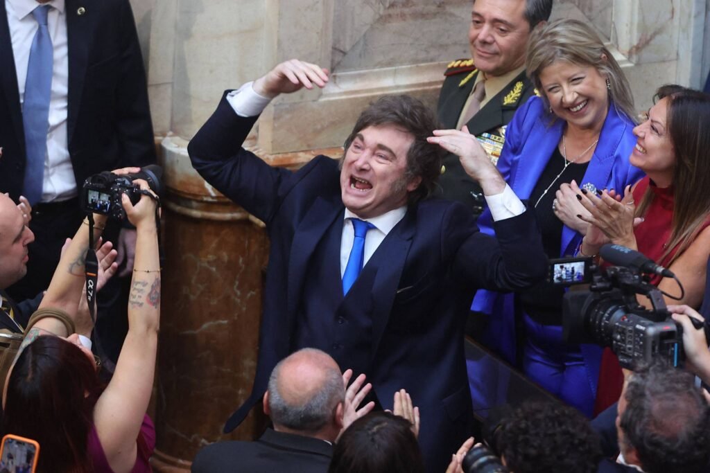 Argentina: Milei bate boca com oposição e promete reformas -