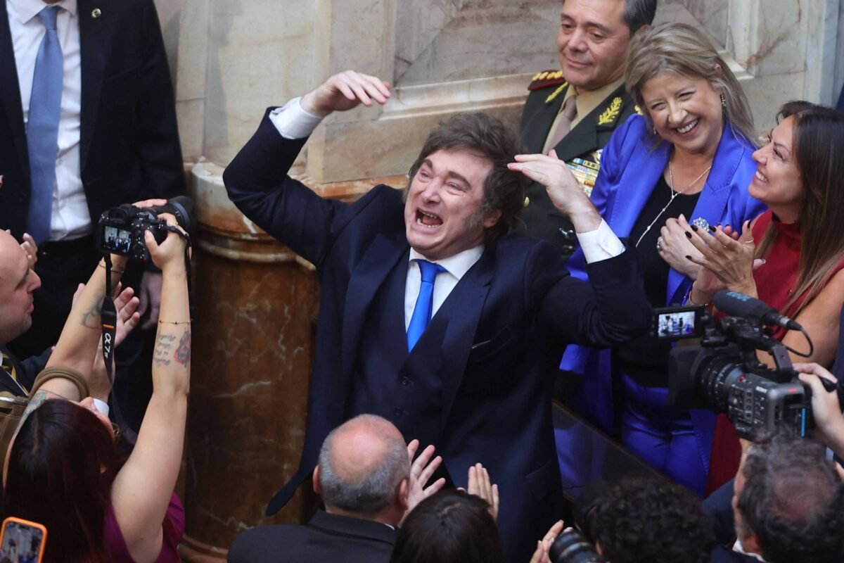 Argentina: Milei bate boca com oposição e promete reformas -