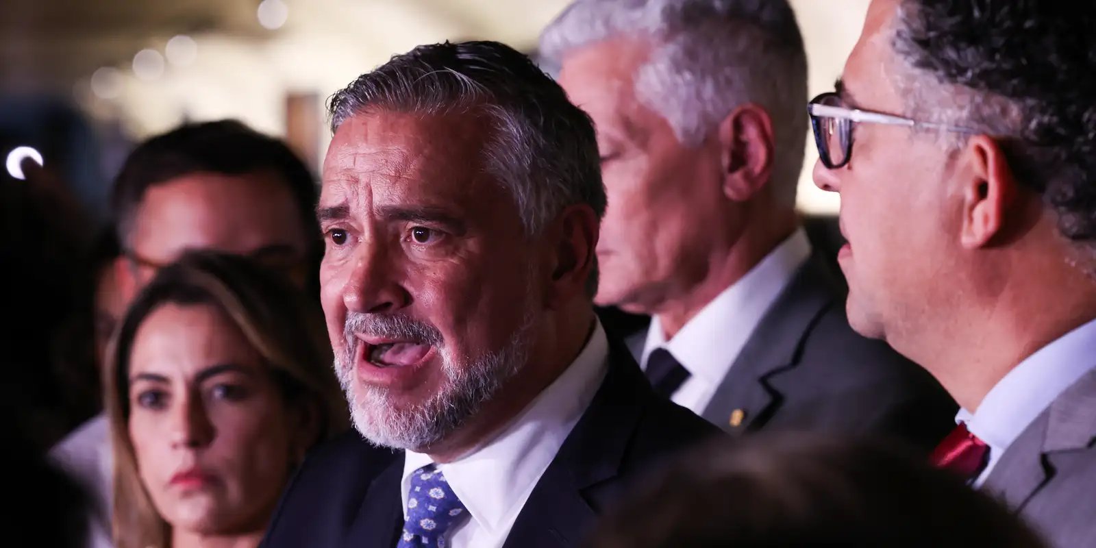 Base do governo pede indiciamento de Bolsonaro na CPMI do