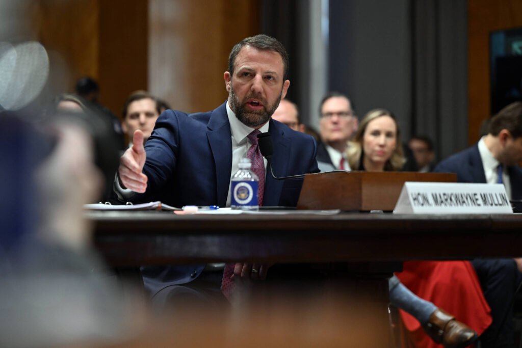 Comitê aprova indicado de Trump para Segurança Interna - 19/03/2026