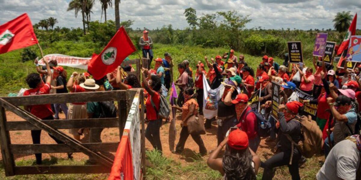 Contra violência e por reforma agrária, mulheres do MST ocupam