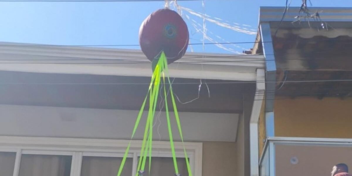 Defesa Civil paulista remove balão que caiu em casa em