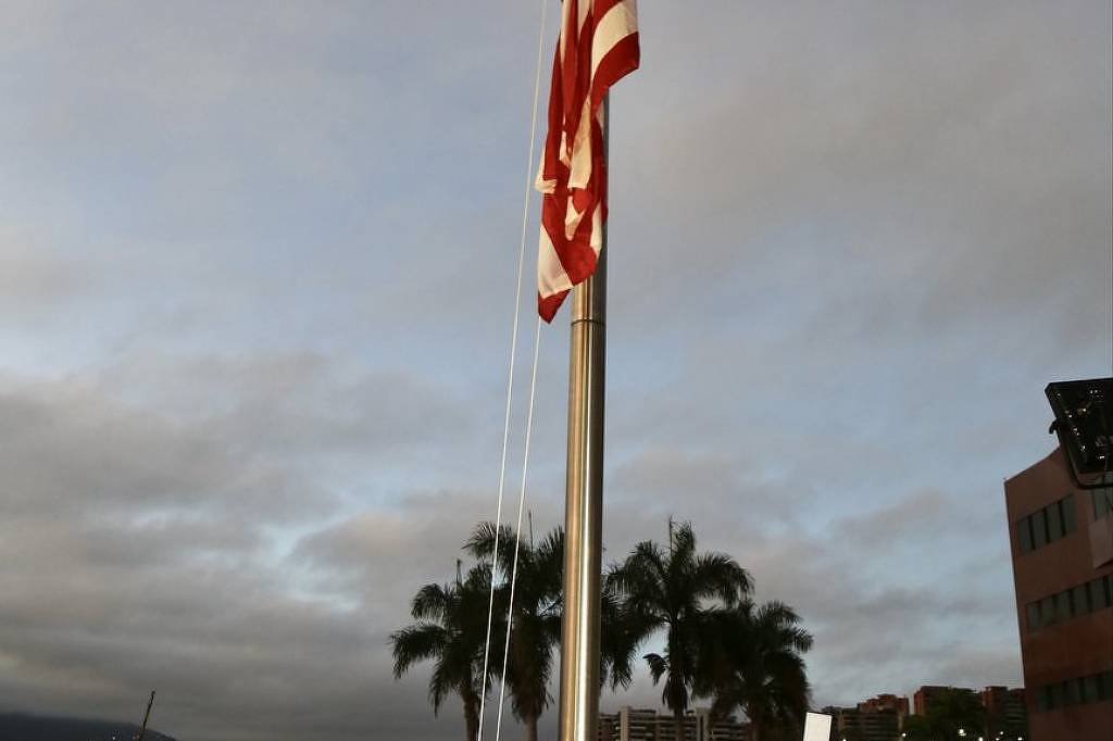 EUA voltam a içar bandeira em embaixada em Caracas -