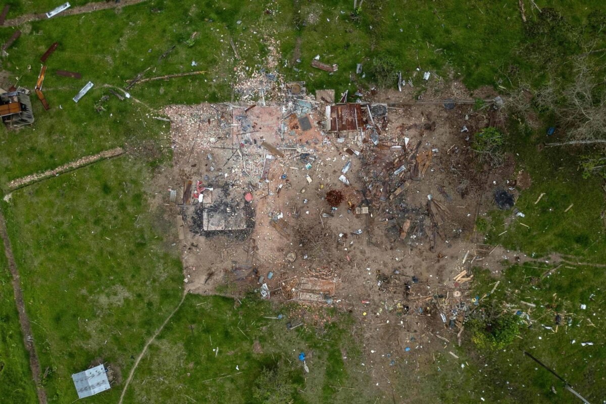 Equador diz ter atacado traficantes, mas atingiu fazenda - 26/03/2026