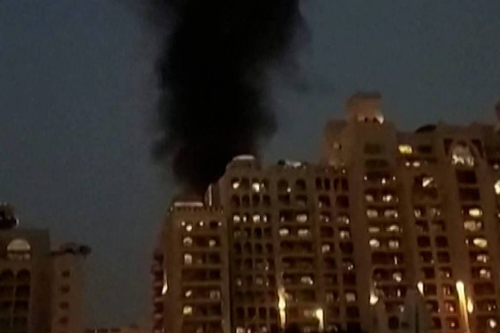 Hotel de luxo e aeroportos são atingidos nos Emirados -