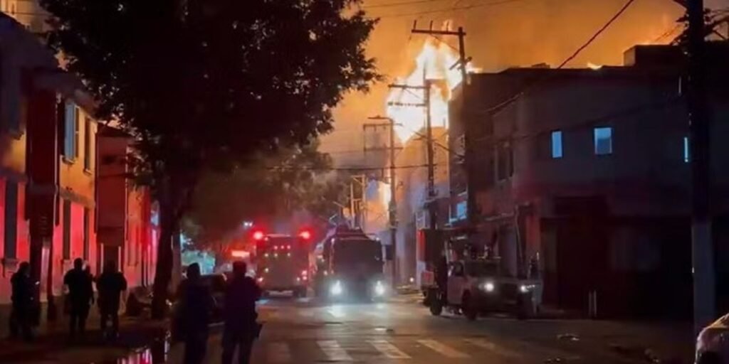 Incêndio de grandes proporções atinge fábrica no Brás, em São