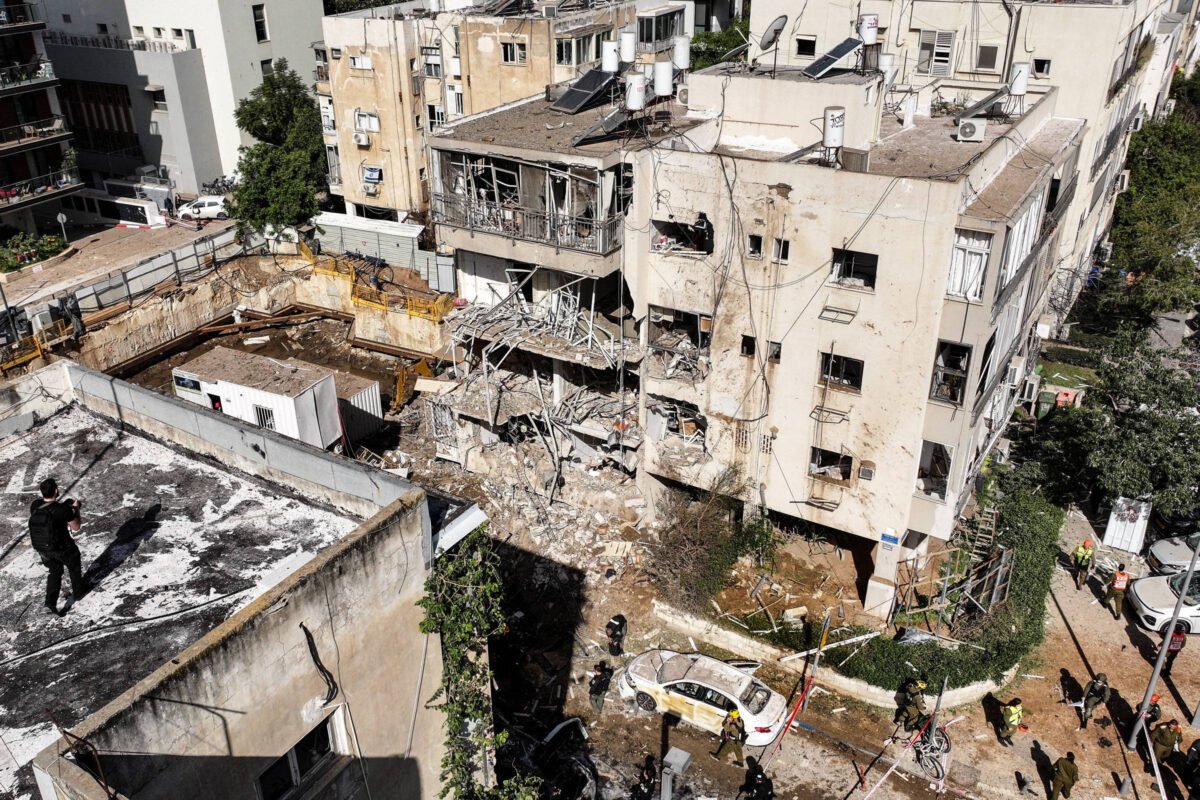 Israel e Irã trocam ataques após Trump falar em negociação