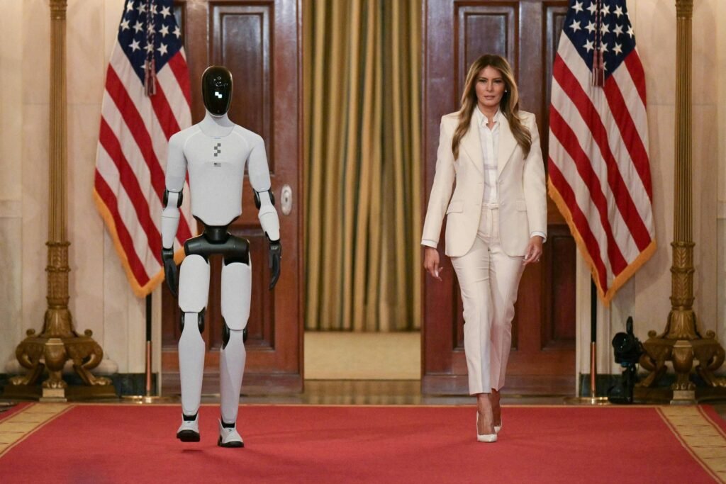 Melania Trump desfila com robô na Casa Branca - 26/03/2026