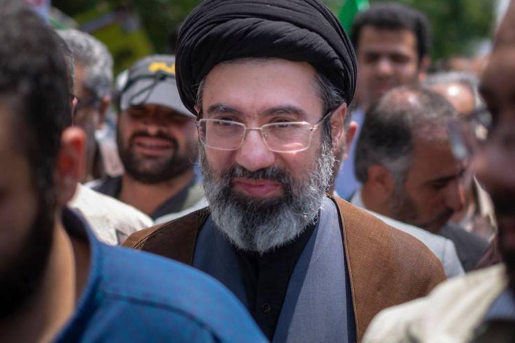 Mojtaba Khamenei é favorito para suceder o pai no Irã