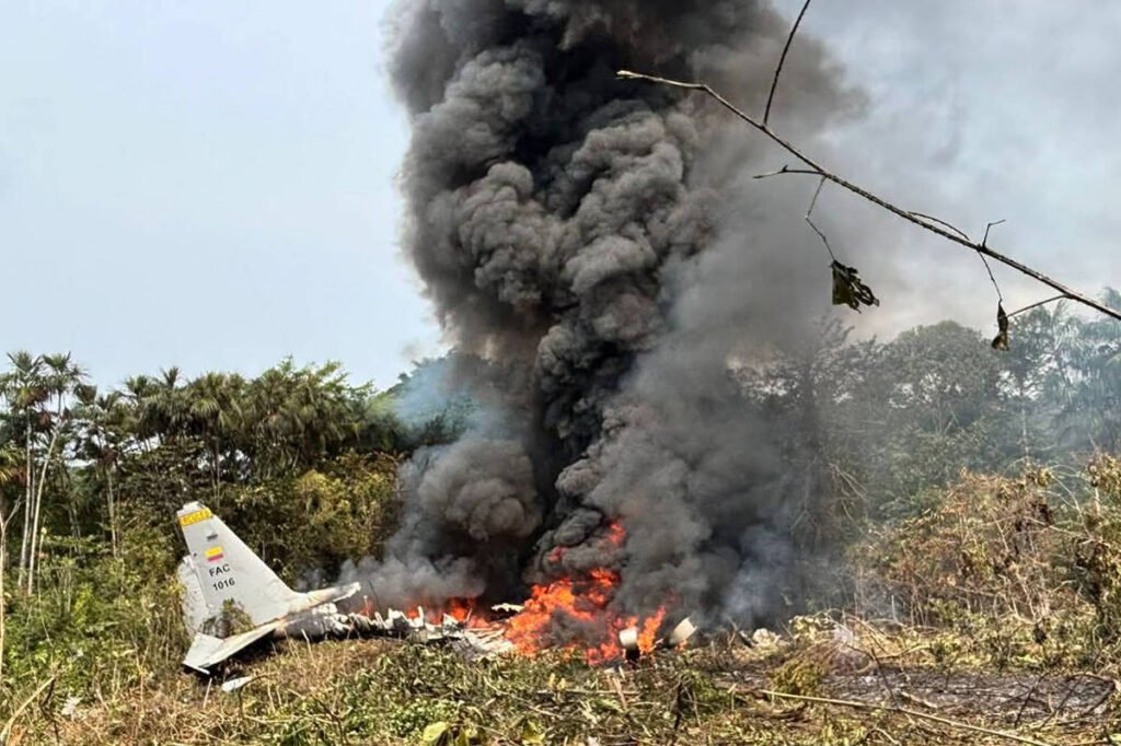 Queda de avião militar com 125 pessoas mata 34 na