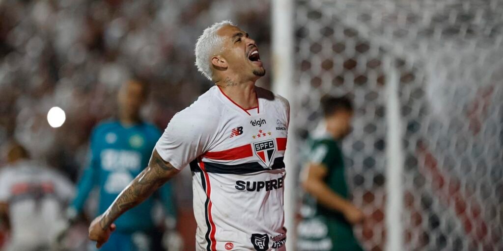 São Paulo vence Chapecoense e assume liderança isolada do Brasileiro