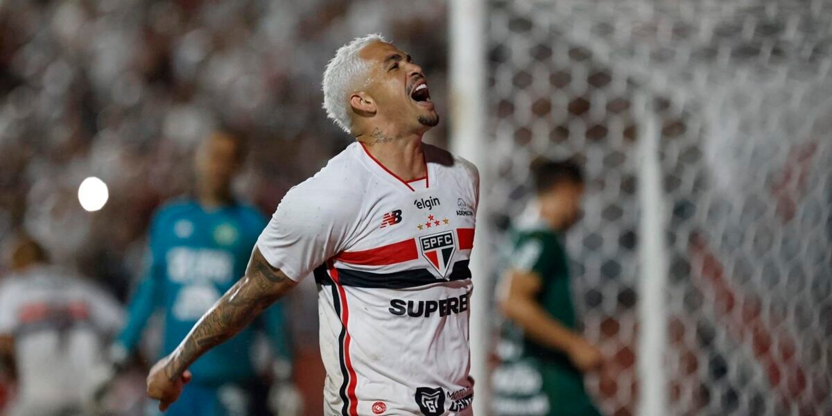 São Paulo vence Chapecoense e assume liderança isolada do Brasileiro