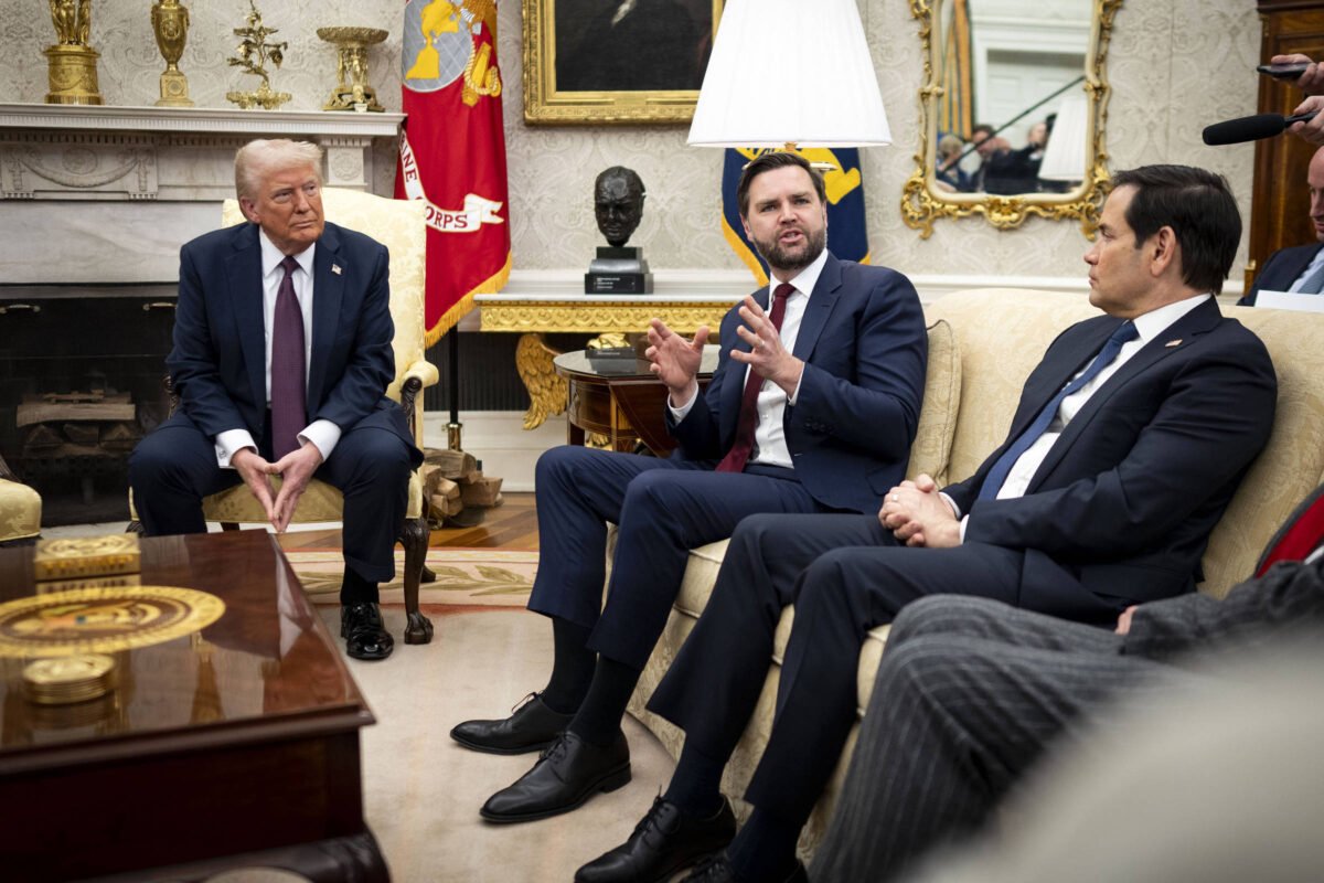 Se o sapato não serve, aliados de Trump usam assim