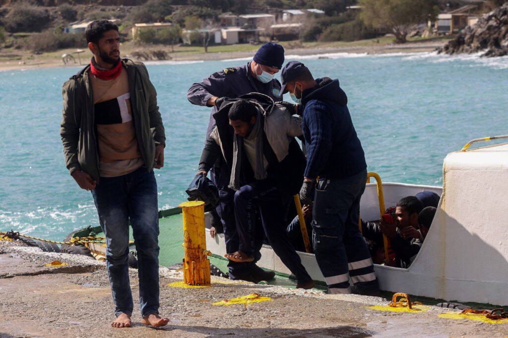 Travessia ilegal mata 22 imigrantes perto da Grécia - 28/03/2026