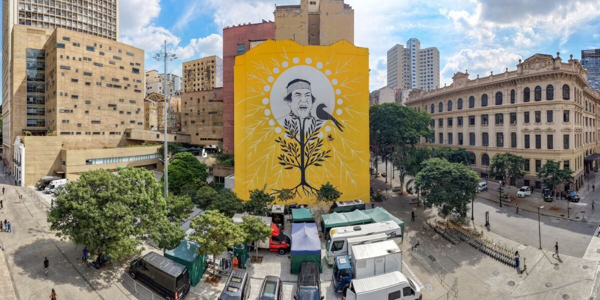 Ailton Krenak é homenageado com mural em edifício de São