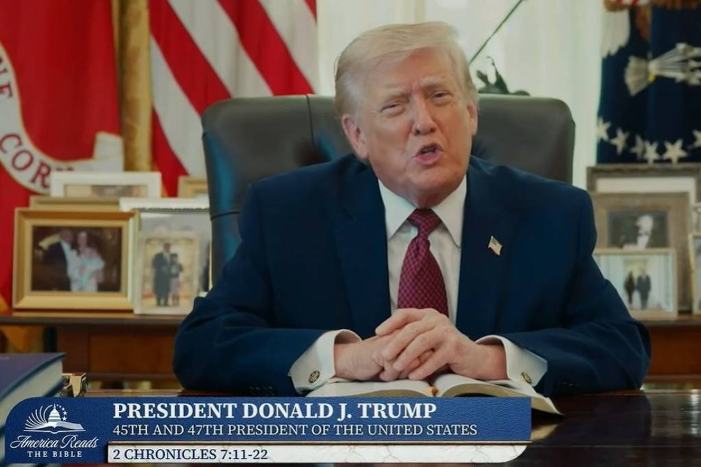 Após atacar o papa, Trump lê bíblia no Salão Oval
