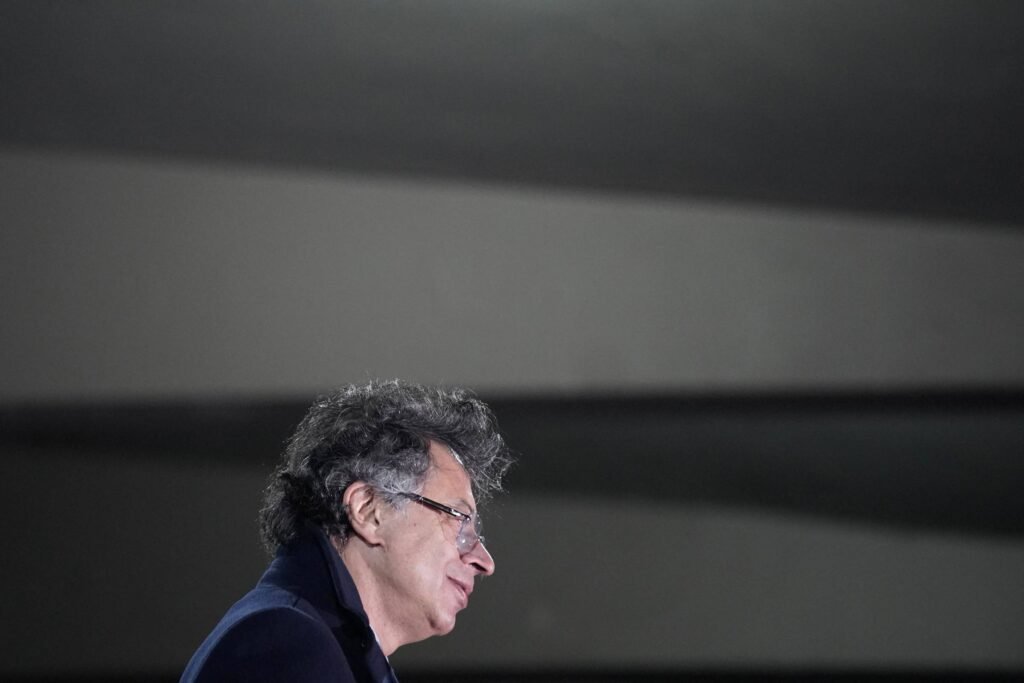 Colômbia: Petro suspende negociação de paz com guerrilha - 22/04/2026