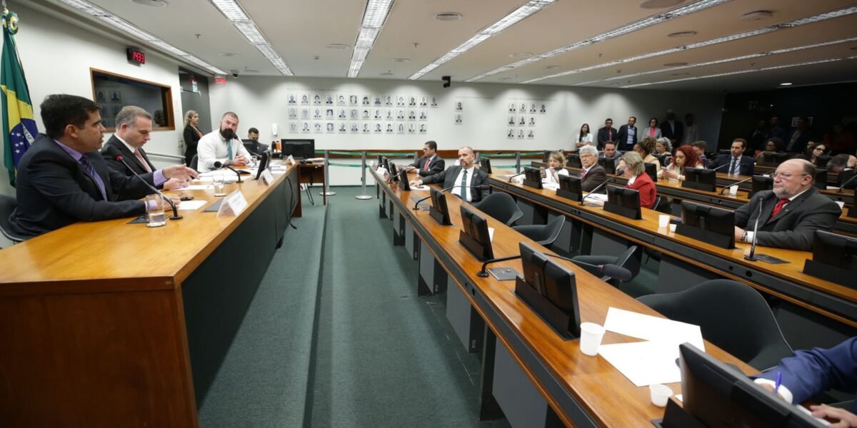 Conselho de Ética adia análise contra deputados por quebra de