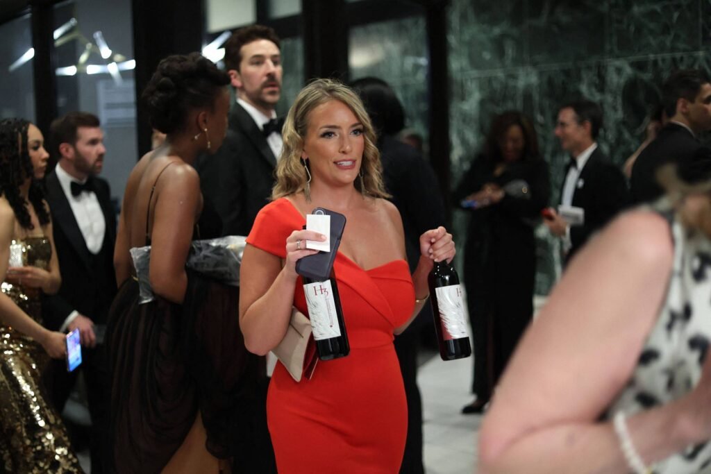 Convidados levam vinho de jantar após tiros e viram meme