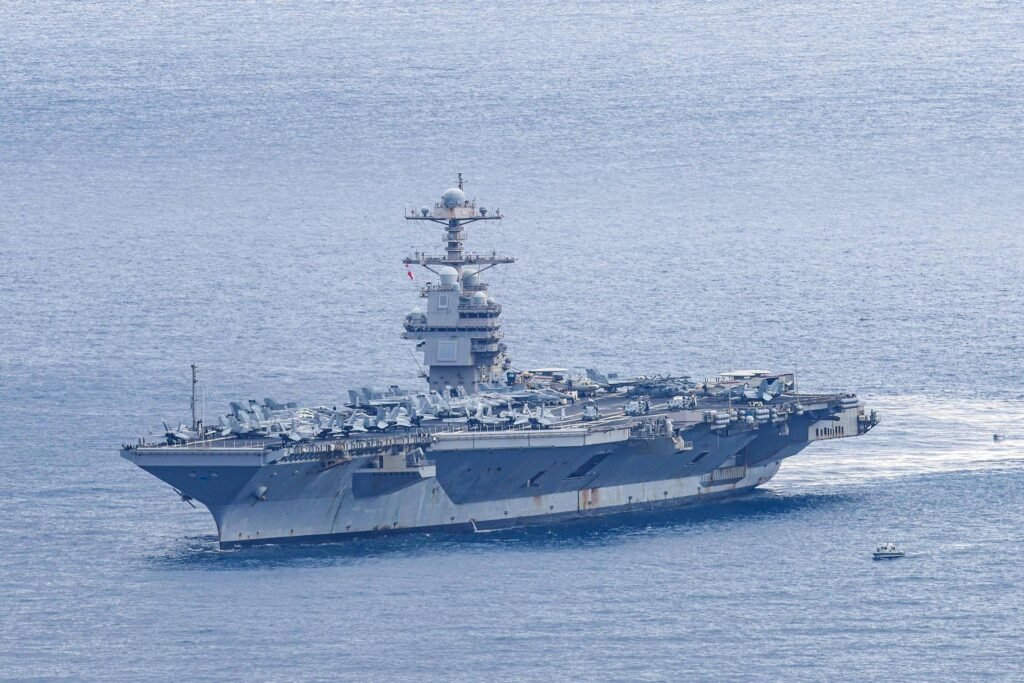 EUA: Porta-aviões contorna África para evitar os houthis - 16/04/2026