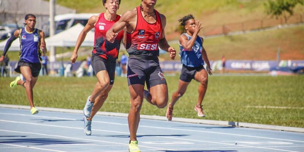 Erik Cardoso supera recorde nos 100 m, mas não tem