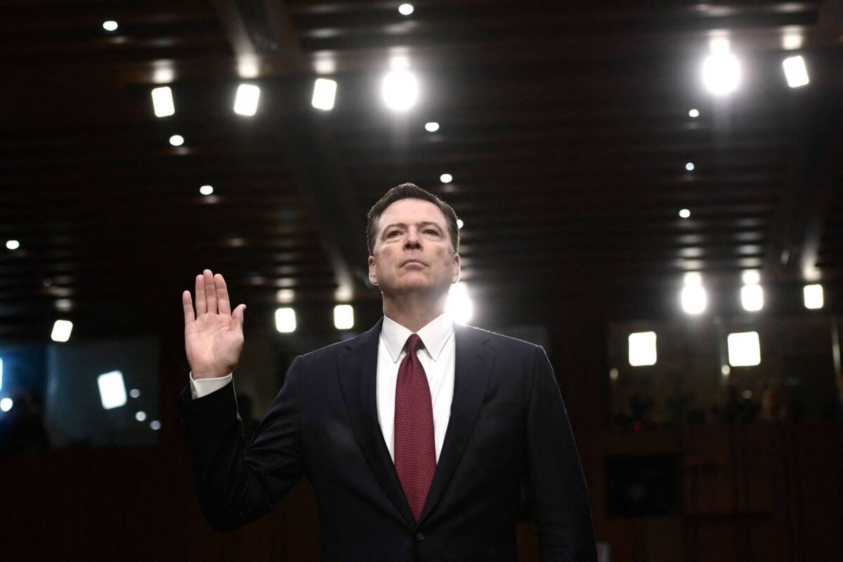 Ex-diretor do FBI é acusado de ameaçar Trump com foto