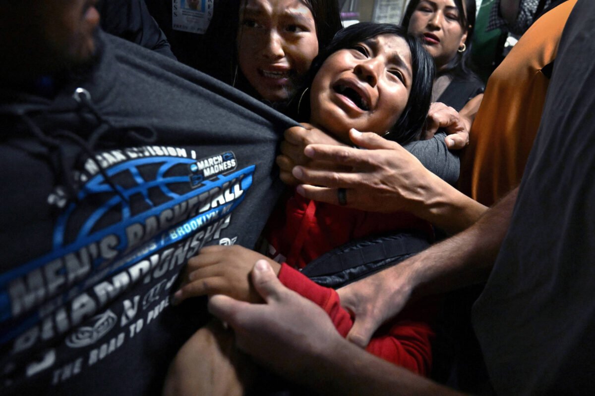 Foto de família separada pelo ICE é eleita melhor do