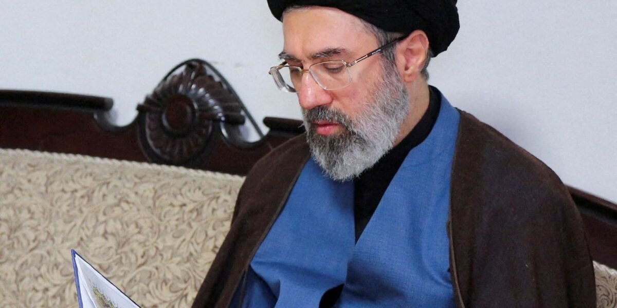 Khamenei reforça que Estreito de Ormuz terá novas regras para