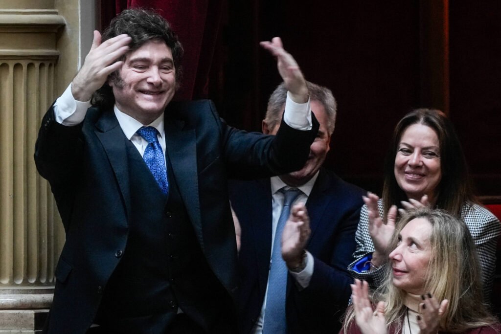 Milei vai a sessão no Congresso com ministro investigado -