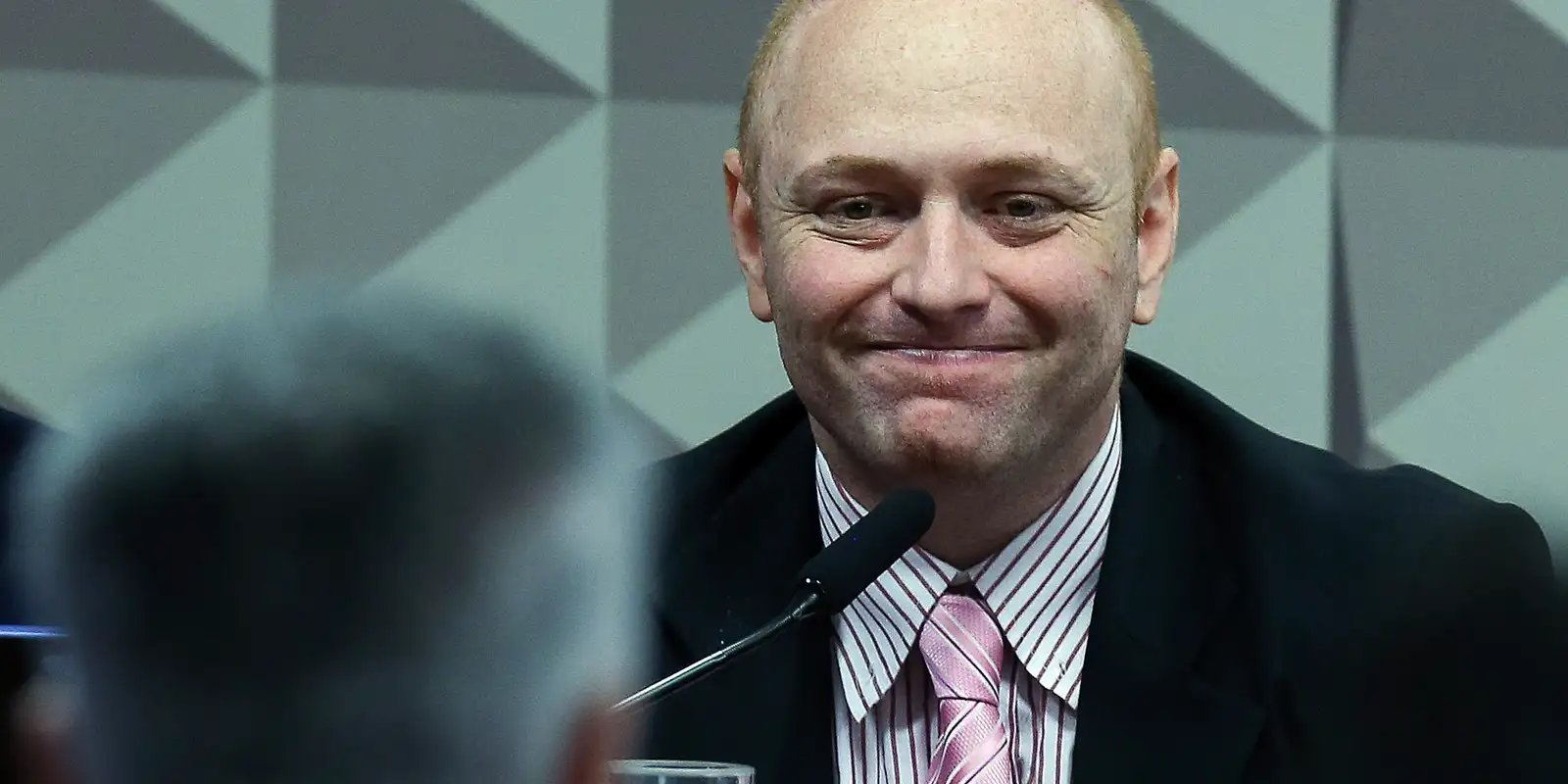 Moraes homologa redução da pena de hacker após aprovação no