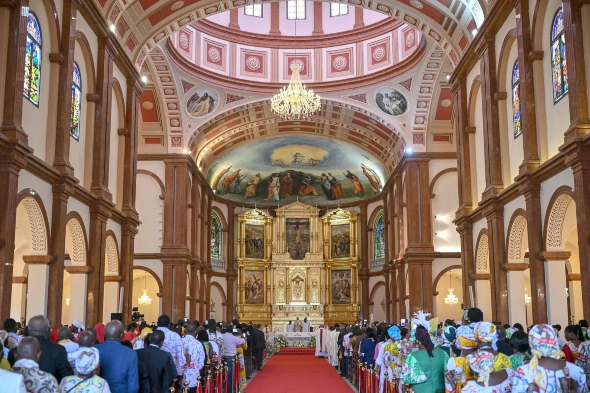 Papa critica desigualdade em último dia de viagem à África