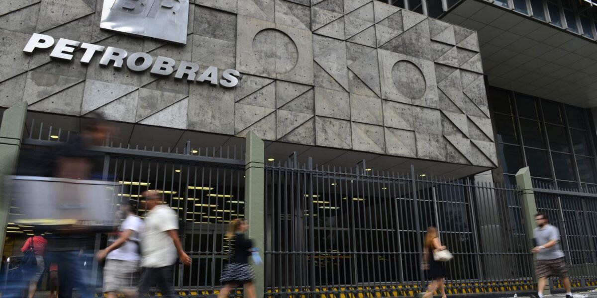 Petrobras destitui diretor de área que vendeu gás com 100%