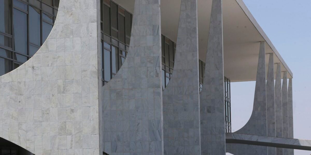 Terceirizados do governo têm redução de jornada e auxílio para