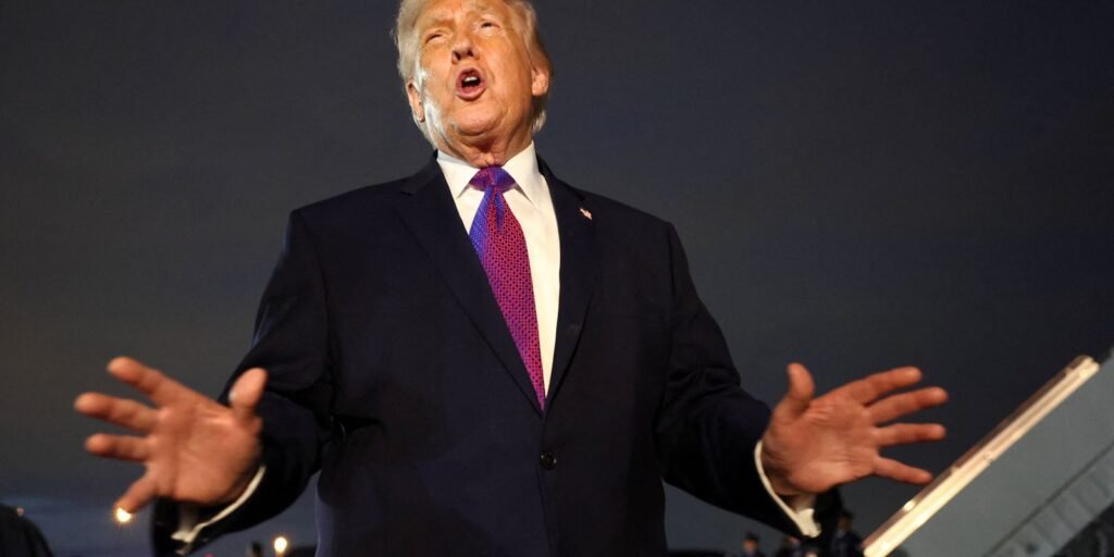 Trump amplia retórica bélica contra Irã e minimiza alta do