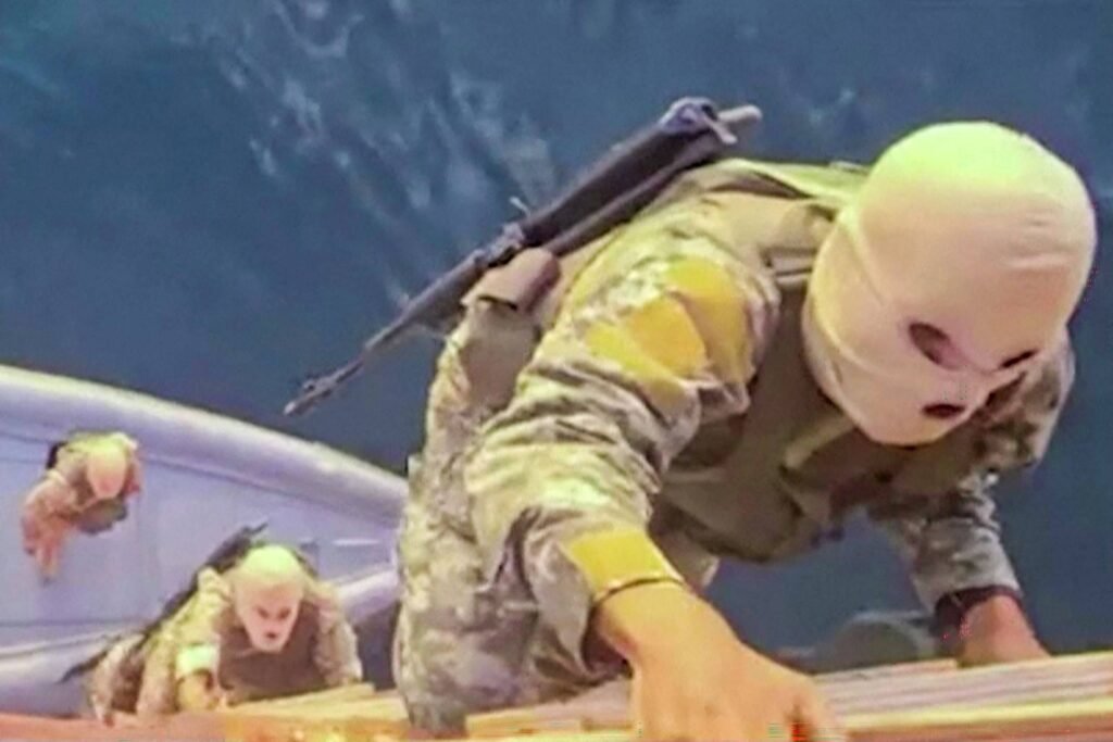 Vídeos: EUA abordam navio; Teerã cobra pedágio em Hormuz -