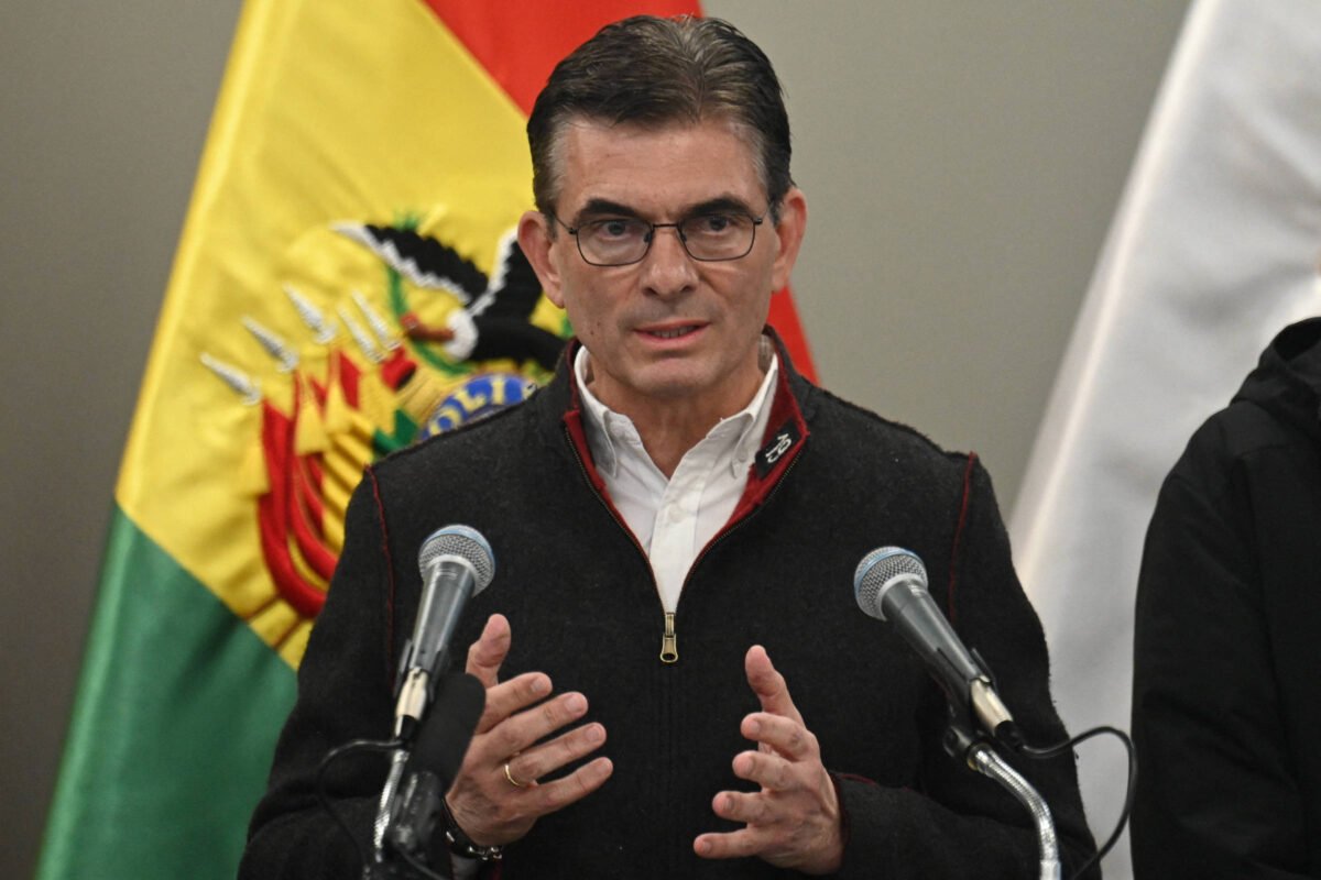 Bolívia: Presidente anuncia corte de 50% do seu salário -