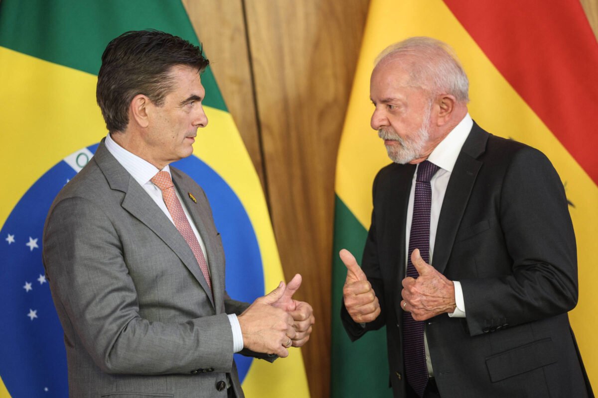 Brasil atende pedido e vai enviar avião à Bolívia -