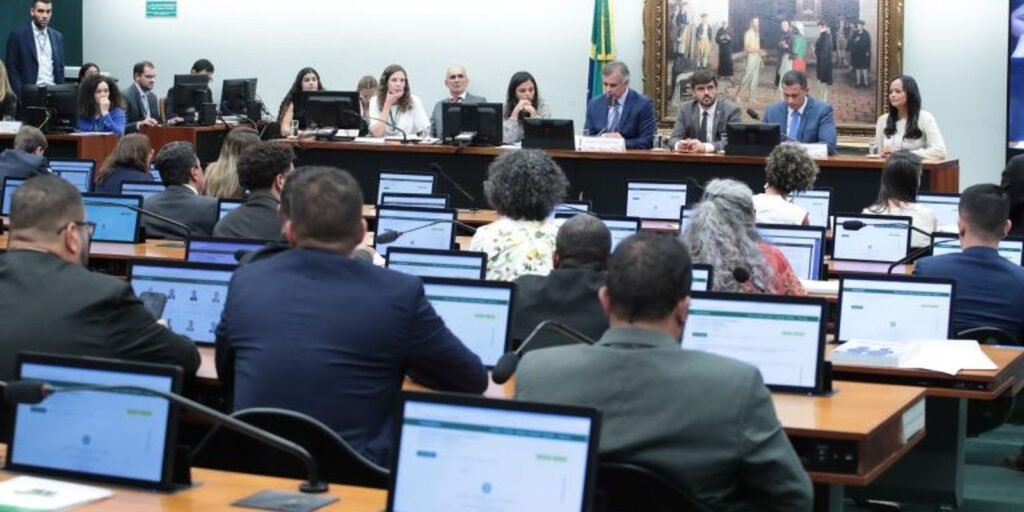 CCJ da Câmara adia análise de PEC sobre redução da