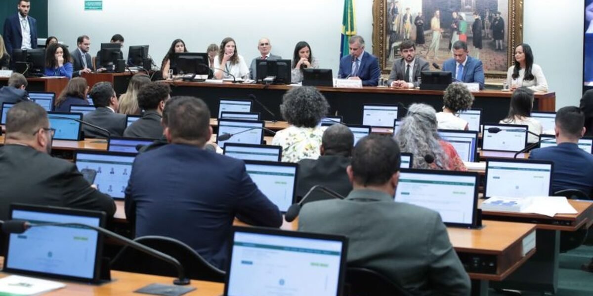 CCJ da Câmara adia análise de PEC sobre redução da